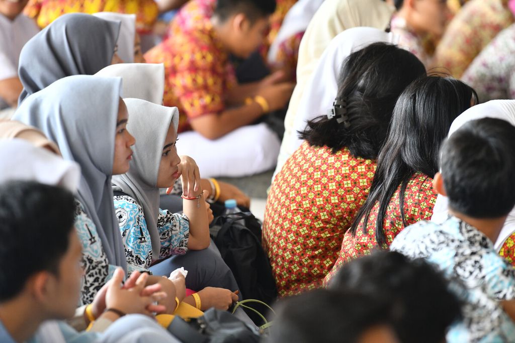 Anak-anak dari lintas agama bersiap menyambut kedatangan Paus Fransiskus di Grha Pemuda, Kompleks Gereja Katedral Jakarta, Kamia (4/9/2024). Paus Fransiskus akan beraudiensi dengan komunitas pemuda dan pelajar bersama gerakan Scholas Occurrentes.
