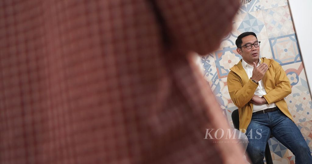 Gubernur Jawa Barat Ridwan Kamil saat menjadi pembicara dalam Kompas Editor's Talks di Redaksi <i>Kompas</i> di Menara Kompas, Jakarta, Rabu (8/2/2023). Kompas Editor's Talk ini mengangkat tema Kenapa Tokoh Publik Mau Masuk Partai Politik?  Dalam diskusi ini Ridwan Kamil menyatakan, politik menjadi salah satu cara mewujudkan cita-cita dalam bernegara. 
