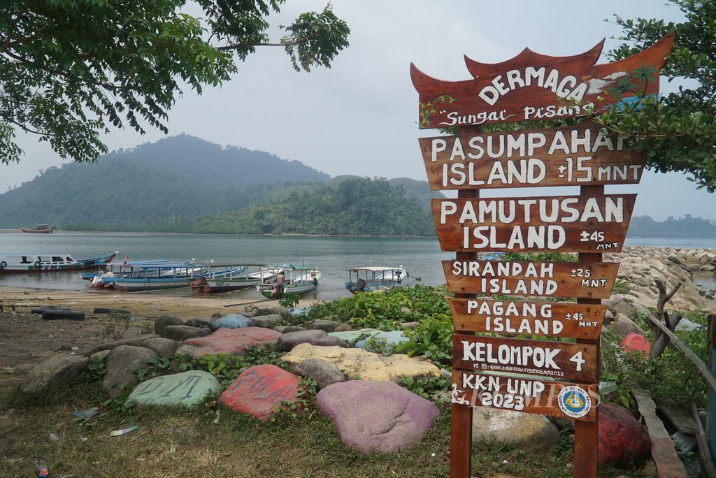 Papan petunjuk waktu tempuh ke destinasi wisata pulau-pulau kecil di Dermaga Sungai Pisang, Kelurahan Teluk Kabung Selatan, Kecamatan Bungus Teluk Kabung, Kota Padang, Sumatra Barat, Senin (9/10/2023). 