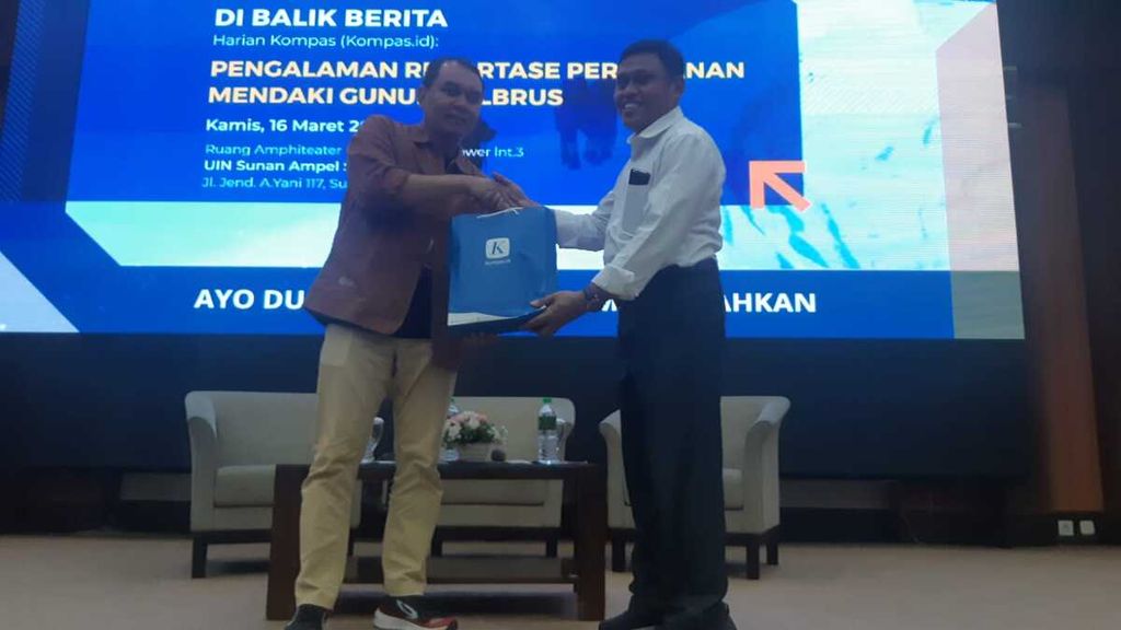 Redaktur Pelaksana Harian Kompas Adi Prinantyo dan Wakil Rektor Bidang Kemahasiswaan dan Kerjasama Prof Dr Abdul Muhid M.Si. Bertukar cinderamata saat membuka kuliah umum bertema Di Balik Berita Pendakian Elbrus, Kamis (16/3/2023).