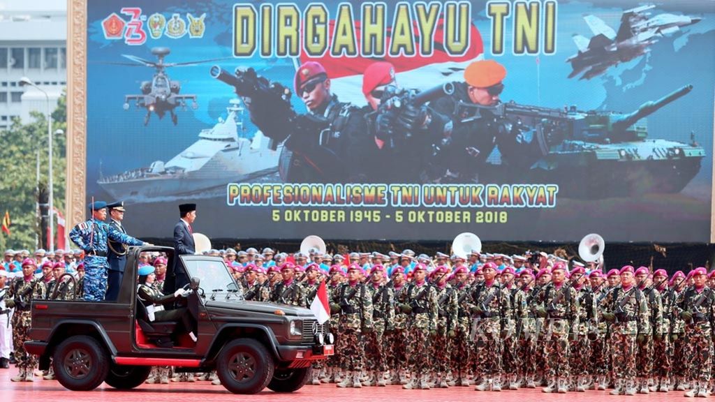 Presiden Joko widodo melaksanakan inspeksi pasukan saat menjadi inspektur upacara peringatan HUT TNI Ke-73 di Plaza Mabes TNI, Cilangkap, Jakarta, Jumat (5/10/2018). 