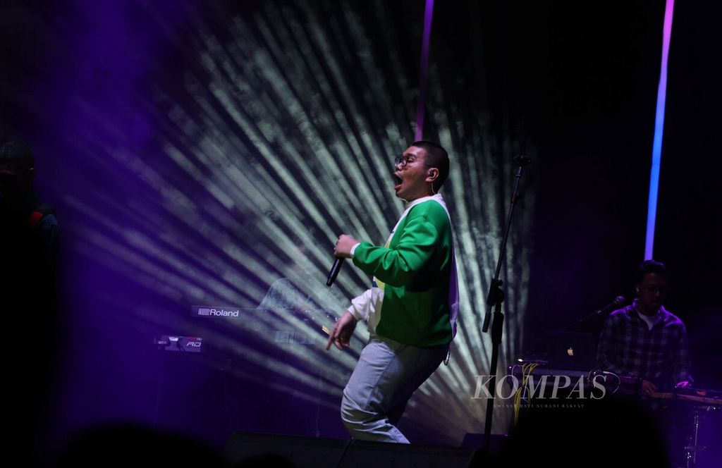 Penyanyi Kaleb J saat tampil dalam Jakarta International BNI Java Jazz Festival 2023 di JIExpo, Kemayoran, Jakarta, Jumat (2/6/2023).  