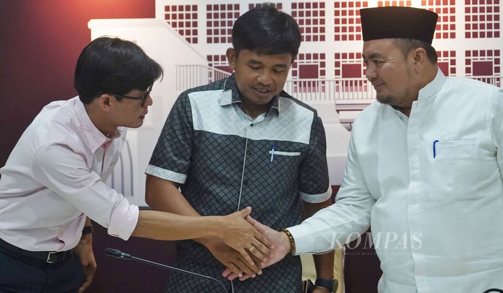 Tiga komisioner Komisi Pemilihan Umum, August Melasz, Idham Kholik, dan Mochammad Afifuddin (dari kiri ke kanan), berjabatan tangan setelah menggelar konferensi pers di Kantor Komisi Pemilihan Umum (KPU), Jakarta, terkait putusan Badan Pengawas Pemilu (Bawaslu) atas gugatan Partai Rakyat Adil Makmur (Prima), Jumat (24/3/2023). 