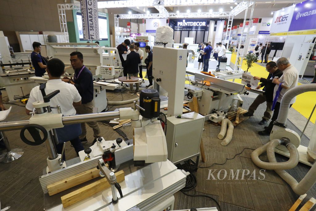 Suasana pameran permesinan kayu dan komponen manufaktur furnitur Ifmac &amp; Woodmac di Jakarta International Expo, Kemayoran, Jakarta, jumat (22/9/2023). Gelaran yang akan berlangsung hingga Sabtu (23/9/2023) ini diikuti oleh lebih dari 225 peserta pameran dari dalam dan luar negeri. 