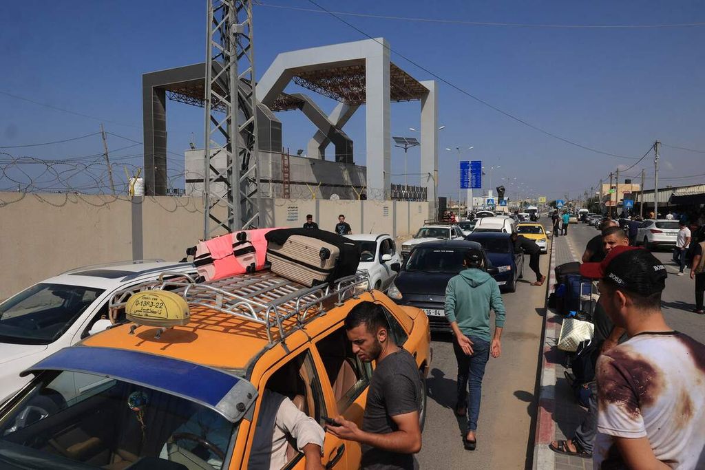 Warga Palestina pemegang paspor asing mengantre di pintu gerbang Rafah di perbatasan Gaza-Mesir, Sabtu (14/10/2023), dengan harapan bisa masuk wilayah Mesir di tengah eskalasi konflik Palestina-Israel.