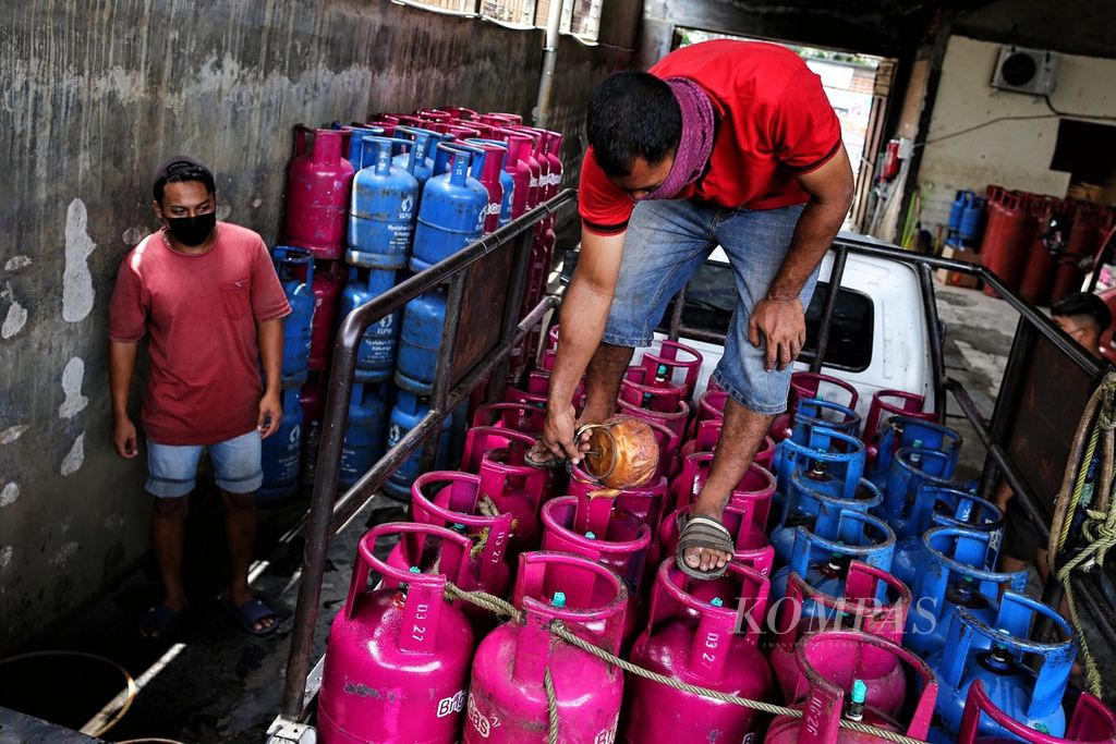 Pekerja menata tabung elpiji 12 kilogram (kg) di salah satu agen di kawasan Pasar Rebo, Jakarta Timur, Senin (28/3/2022). PT Pertamina Patra Niaga telah dua kali menaikkan harga elpiji nonsubsidi dalam kurun waktu dua bulan. Yang pertama pada akhir Desember 2021 dari Rp 11.500 menjadi 13.500 per kg, Kemudian pada akhir Februari 2022 naik lagi menjadi Rp 15.500 per kg. Kenaikan harga di tengah pandemi ini memberatkan masyarakat. 