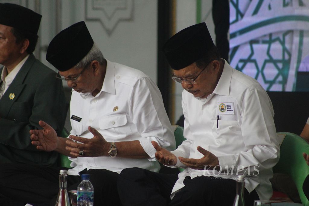 Ketua Umum Dewan Masjid Indonesia Jusuf Kalla sedang berdoa didampingi Wakil Gubernur Sumsel Mawardi Yahya seusai pelantikan pengurus Dewan Masjid Indonesia Wilayah Sumsel di Masjid Agung Palembang, Selasa (21/3/2023). Dalam ceramahnya, dia meminta agar masjid tidak dijadikan sebagai panggung politik.
