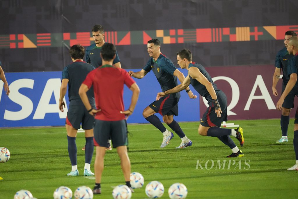 Para pemain Portugal berlatih di Shahaniya Sports Club, Qatar, Rabu (23/11/2022). 