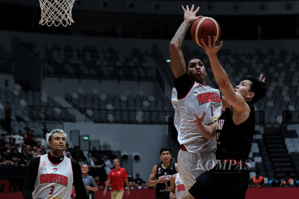 Derrick Michael Xzavierro mengeblok pemain Indonesia Patriots, Antoni Erga, pada pertandingan pertama Invitasi Bola Basket Internasional Indonesia (Indonesia International Basketball Invitational/IIBI) di Stadion Indonesia Arena, Jakarta, Rabu (2/8/2023). Timnas basket Indonesia berhasil mengalahkan Indonesia Patriots dengan skor 82-56.