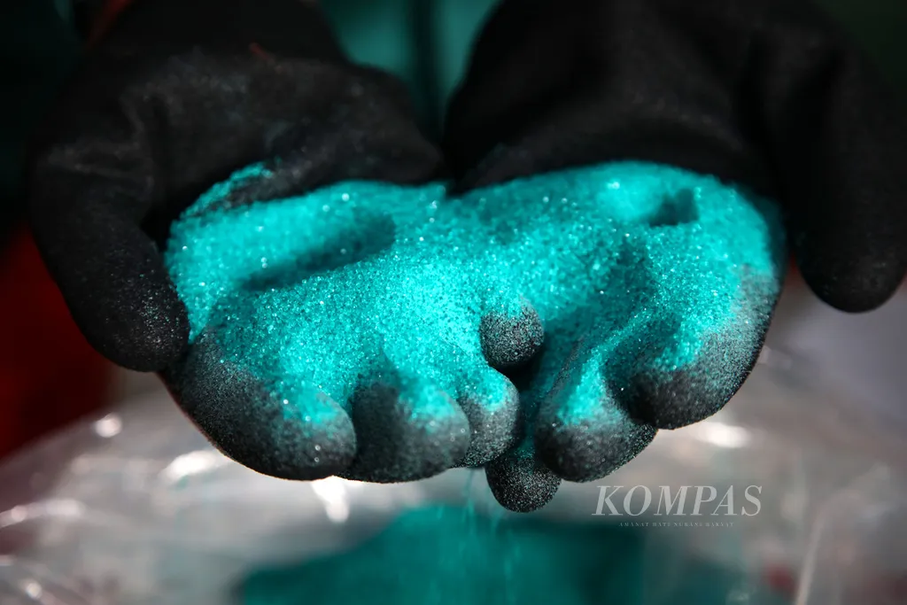Pekerja menunjukkan nickel sulfate di pabrik peleburan nikel (smelter) dengan teknologi high pressure acid leaching (HPAL) di kawasan penambangan dan industri pengolahan nikel grup Harita Nickel di Pulau Obi, Halmahera Selatan, Maluku Utara, Selasa (2/7/2024). Selain nickel sulfat, pengolahan nikel dengan HPAL juga menghasilkan cobalt sulfate dan mixed hidroxyde precipitate (MHP). KOMPAS/HERU SRI KUMORO 2-7-2024
