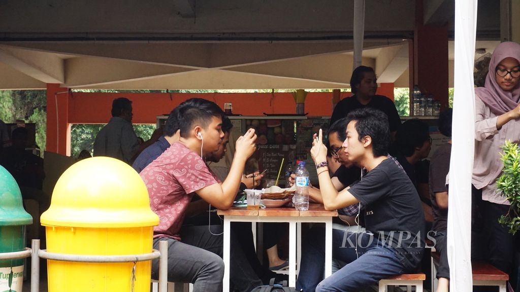 Gawai menjadi medium bagi anak muda untuk bergaul.