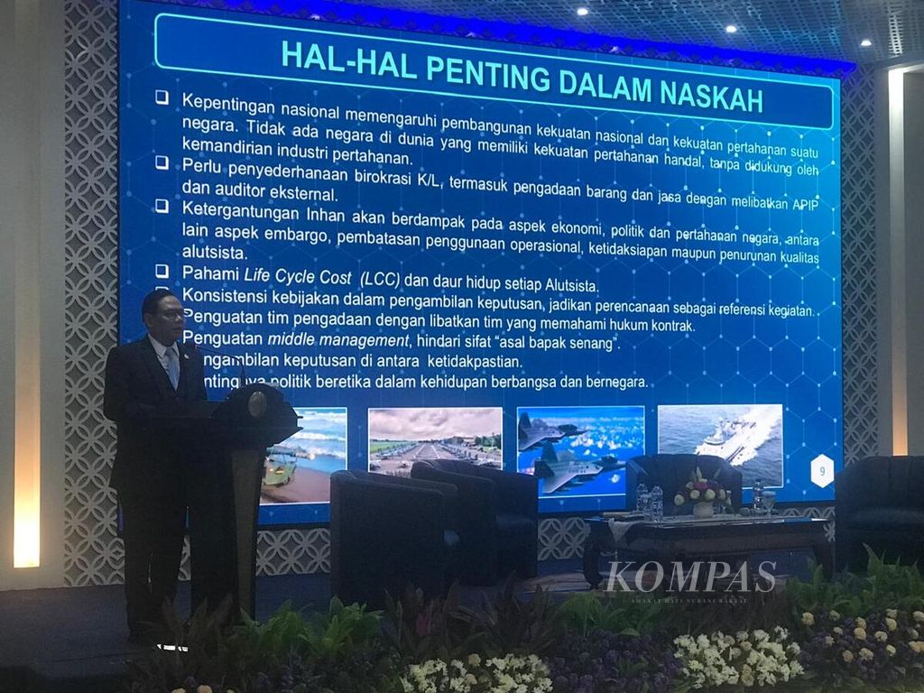 Laksamana Madya (Purn) Agus Setiadji saat peluncuran bukunya, <i>Memoar Jejak Langkah Sang Perwira: Pengambilan Keputusan di Antara Ketidakpastian,</i> di Jakarta, Selasa (12/11/2024).