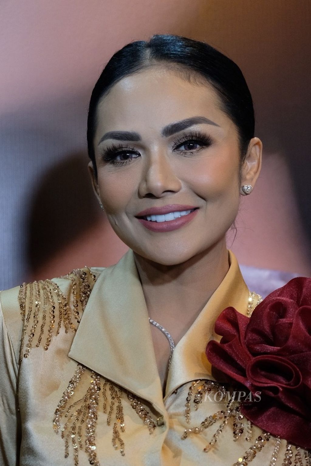 Penyanyi Kris Dayanti pada peluncuran produk bulu mata palsu kolaborasi Kris Dayanti dengan produsen Lavie Beauty di Jakarta, Rabu (24/4/2024).