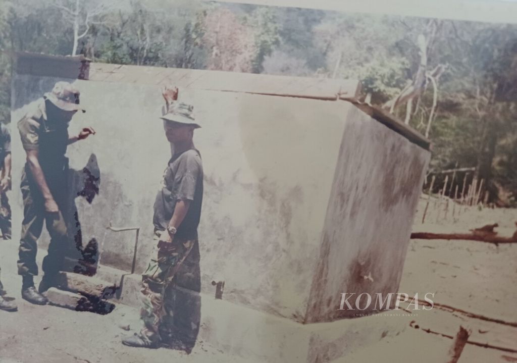 Anggota TNI dengan program ABRI Masuk Desa (AMD) saat itu membangun sebuah bak air di Lospalos, Timor Timur, November 1997. Tampak air sedang mengalir dari dalam bak. Mereka mengajak wartawan <i>Kompas</i> melihat sejumlah hasil karya AMD saat itu.