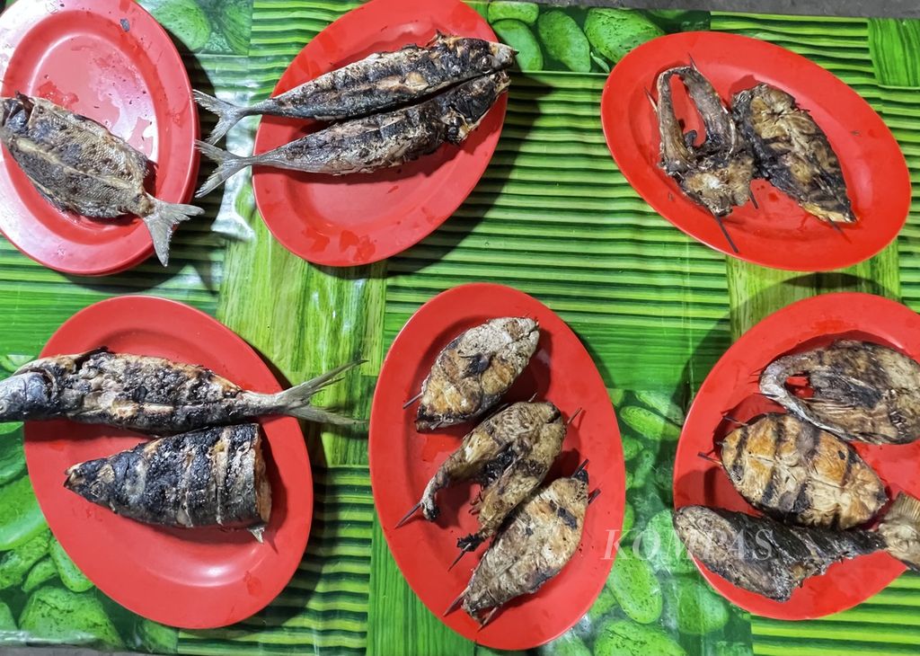 Sajian ikan bakar di salah satu warung makan khas Pangkep di Kota Jayapura, Papua, Jumat (18/10/2024).  