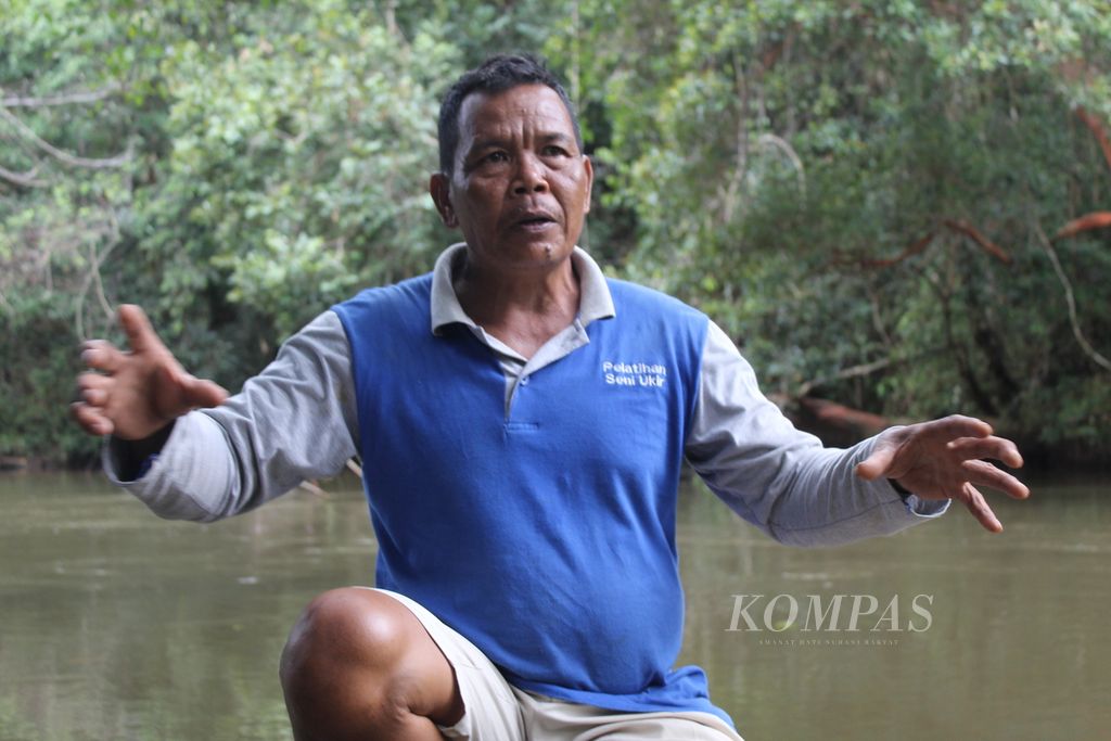 Broku menggerakkan masyarakat di Desa Riam Tinggi, Kecamatan Delang, Kabupaten Lamandau, Kalimantan Tengah, untuk tetap mencintai ukiran khas Dayak. 