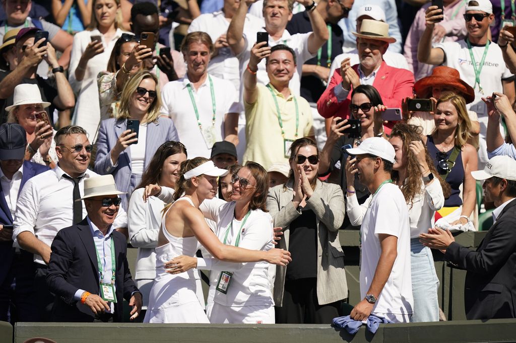 Elena Rybakina, petenis asal Rusia yang membela Kazakhstan (topi putih), disambut hangat kerabat, kolega, dan tim pelatihnya, seusai mengalahkan Ons Jabeur (Tunisia) pada final tunggal putri Wimbledon 2022 di All England Tennis Club, London, Sabtu (9/7/2022). Rybakina juara setelah menang, 3-6, 6-2, 6-2. 