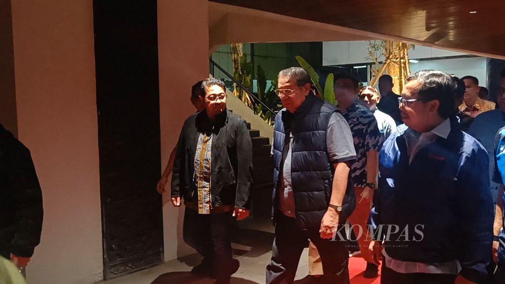 Ketua Majelis Tinggi Partai Demokrat Susilo Bambang Yudhoyono (tengah) bersama Sekretaris Jenderal Partai Demokrat Teuku Riefky Harsya (kiri) dan Kepala Badan Pembina Organisasi Kaderisasi dan Keanggotaan (BPOKK) Partai Demokrat Herman Khaeron meninjau lokasi Rapat Pimpinan Nasional Partai Demokrat di Jakarta Convention Center, Rabu (20/9/2023).