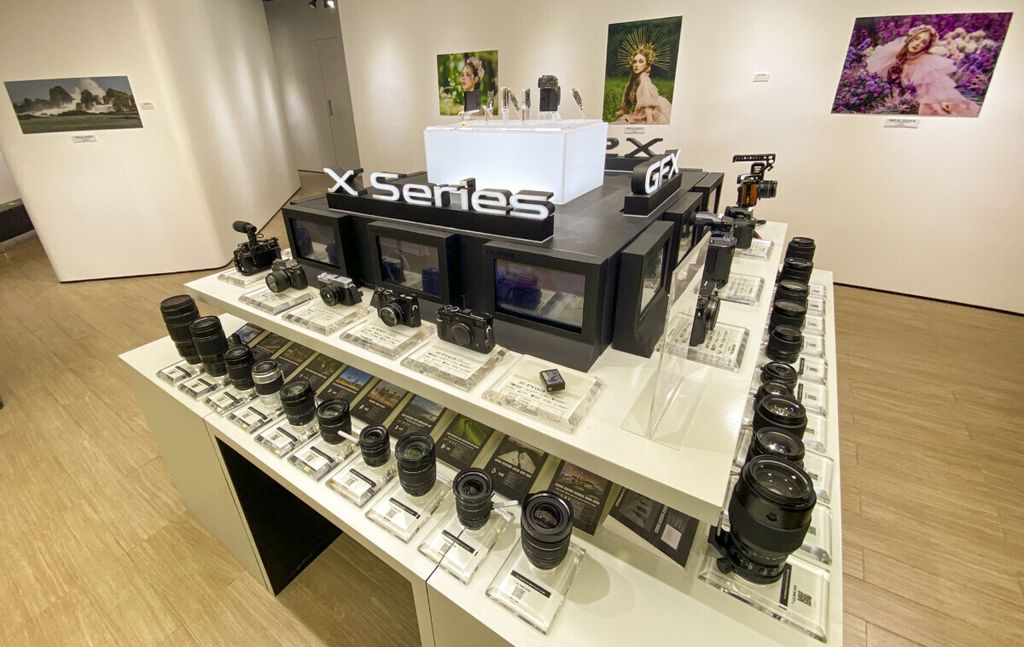 Fujifilm Indonesia memiliki <i>showroom</i> dan galeri di Grand Indonesia, Jakarta, sebagai tempat pembelajaran fotografi. Di tempat ini juga dipamerkan hasil karya para fotografer komunitas dan kalangan umum yang dikawal oleh Fujifilm.
