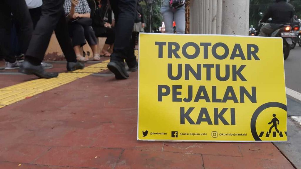 Trotoar di Halte Tugu Tani, Jakarta, Selasa (22/1/2019).