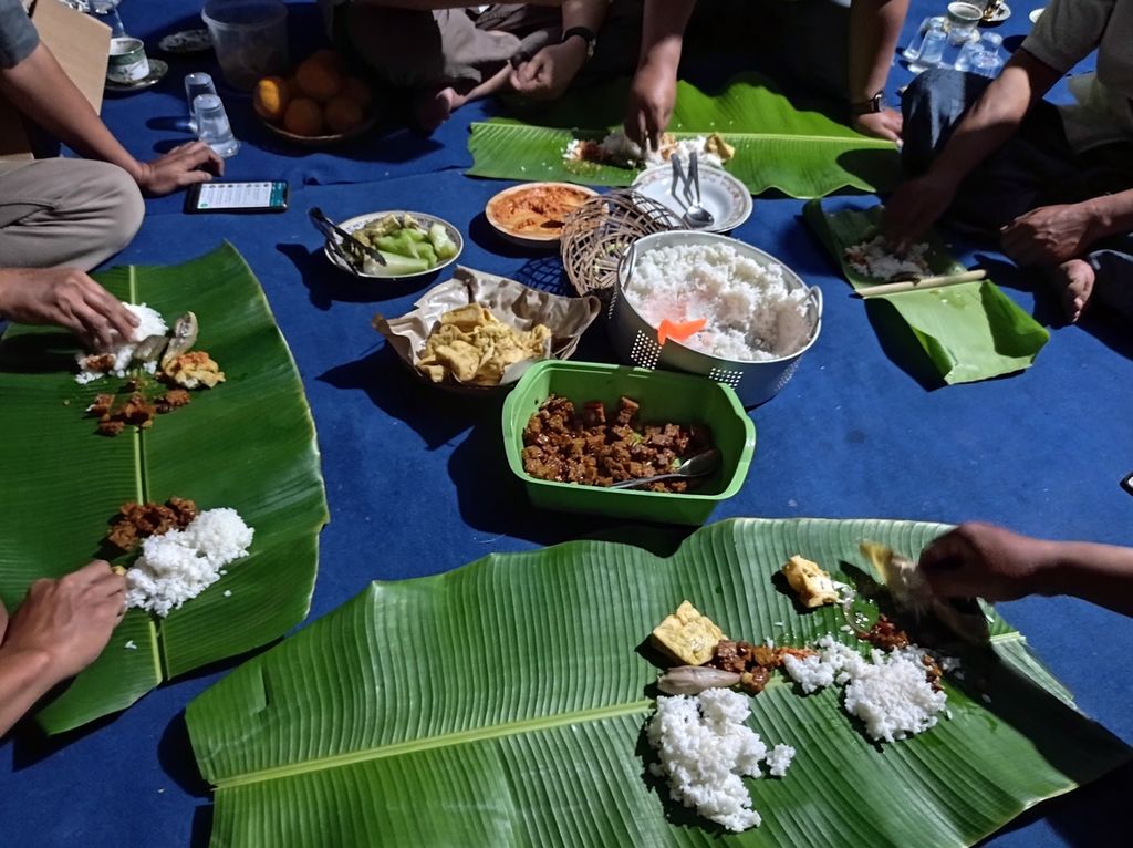 Menu Desa - Suasana keguyuban masyarakat saat makan bersama di sebuah rintisan pondok pesantren Annur Lembah Kemuning di Dusun Kemuning, Desa Sukoanyar, Kecamatan Pakis, Kabupaten Malang, Jawa Timur, Jumat (18/09/2020). Desa tersebut menyimpan potensi ekonomi, sosial, dan memiliki landskap indah. KOMPAS/DAHLIA IRAWATI2020-09-18
