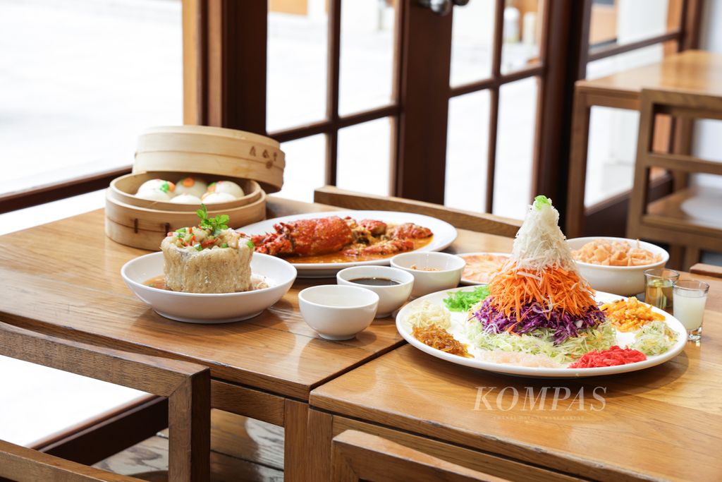 Sajian spesial Imlek di Restoran Din Tai Fung Arcadia Senayan, Jakarta, seperti Yu Sheng, Scallop and Seafood in Golden Yam Ring, Singapore Chili Lobster, dan Chinese Zodiac Bun berbentuk kelinci.