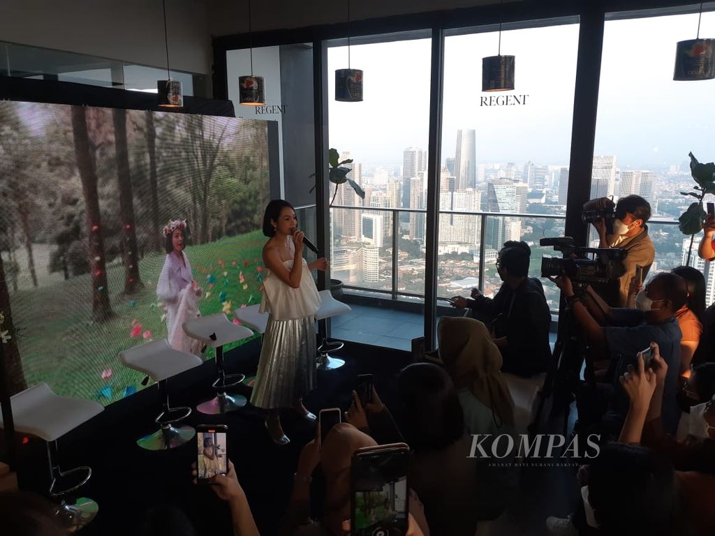 Andien menghibur undangan konferensi pers koleksi terbaru The Palace Jeweler, Kasmaran, di Jakarta, Selasa (21/6/2022).