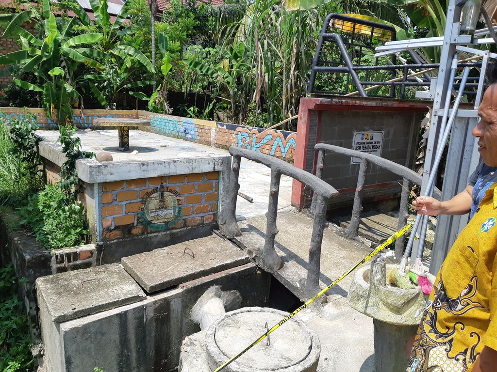 Keluarga menunjukkan lokasi penemuan Keyla, gadis cilik berusia lima tahun, yang tewas akibat kekerasan fisik dan seksual. Keyla ditemukan dalam kolam pembuangan septik pada 25 Juli 2022 di Kelurahan Rawasari, Alam Barajo, Kota Jambi. Keluarga berharap aparat segera menangkap pelakunya.