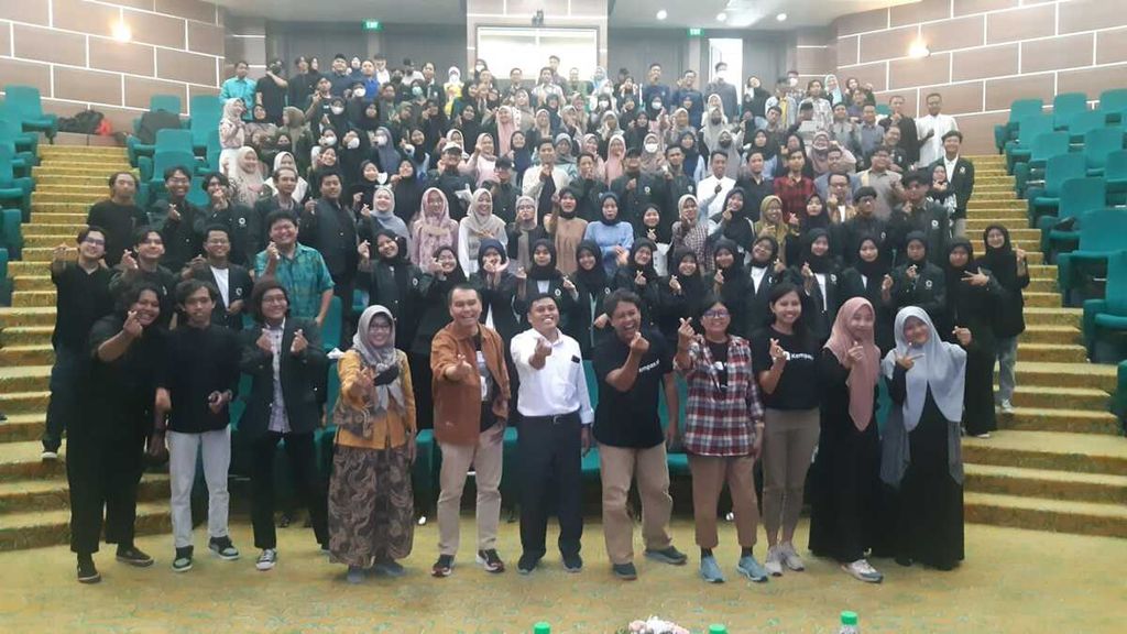 Tim Kompas dipimpin Redaktur Pelaksana Adi Prinantyo bersama dengan Mahasiswa UINSA dipimpin Wakil Rektor Bidang Kemahasiswaan dan Kerjasama Prof Dr Abdul Muhid M.Si. Berfoto bersama sebelum kuliah umum jurnalistik di balik berita Pendakian Elbrus, Kamis (16/3/2023).