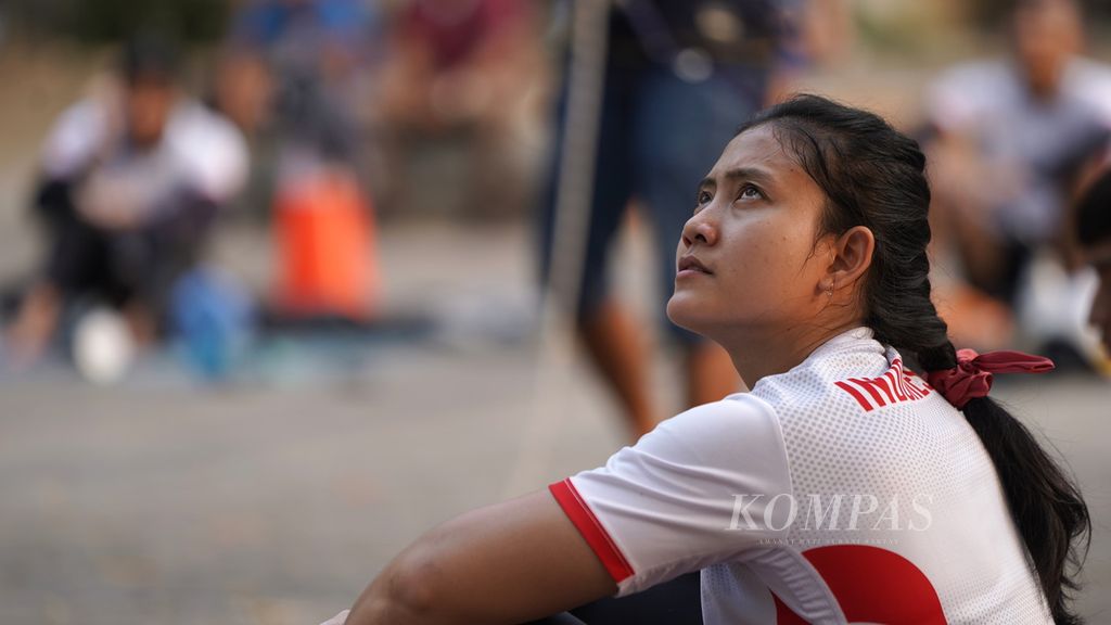 Pemanjat nomor <i>speed </i>putri Indonesia, Desak Made Rita Kusuma Dewi, mengamati dinding saat menjalani pemusatan latihan nasional jelang Asian Games 2022 di Hotel Santika Premiere, Kota Bekasi, Jawa Barat, Jumat (8/9/2023). Desak mengaku kian termotivasi untuk menyumbangkan prestasi terbaik bagi Indonesia seusai meraih emas Kejuaraan Dunia 2023 di Swiss, 10 Agustus lalu, sekaligus merebut tiket ke Olimpiade 2024. 