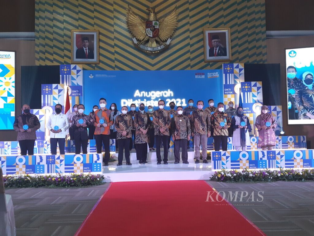 Program Kampus Merdeka yang dijalankan Direktorat Jenderal Pendidikan Tinggi, Riset, dan Teknologi Kemendikbudristek sejak tahun 2020 berjalan dengan dukungan mitra industri/lembaga pemerintahan dan swasta. Mitra Kampus Merdeka memberikan peluang bagi mahasiswa untuk belajar langsung di industri/lembaga untuk pengembangan diri di luar kampus yang diakui setara 20 SKS. Untuk itu, Dirjen Diktiristek memberikan Anugerah Mitra di ajang Anugerah Diktiristek 2021 yang digelar di Jakarta, Kamis (13/1/2022).