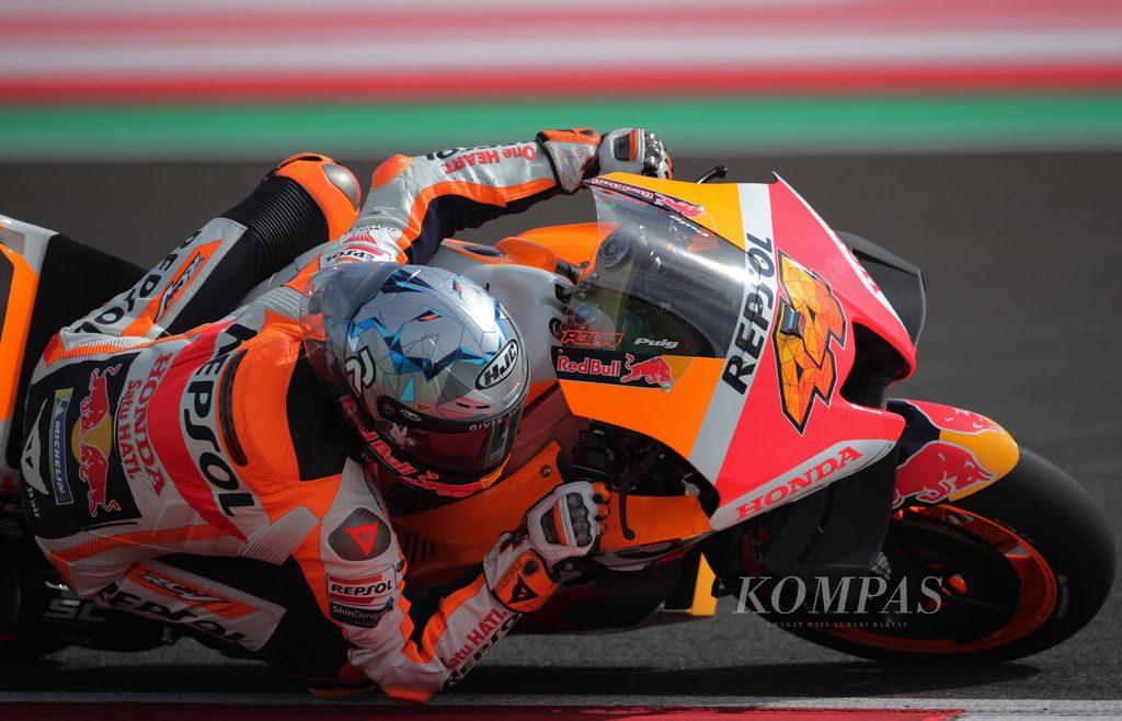 Ilustrasi : Pebalap Repsol Honda Pol Espargaro saat menjalani sesi latihan bebas kedua MotoGP Mandalika 2022 di Sirkuit Internasional Jalan Raya Pertamina Mandalika, Lombok Tengah, NTB, Jumat (18/3/2022). 
