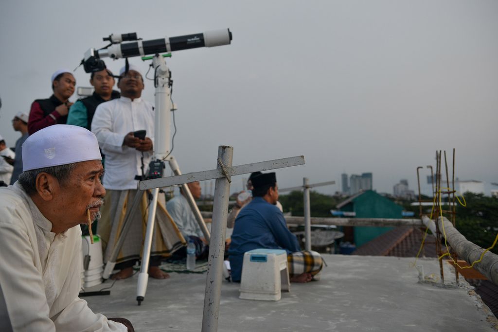 Para petugas mengamati hilal di Masjid Al-Musyari'in, Jalan Basmol Raya, Jakarta Barat, Rabu (22/3/2023). Tim Lembaga Falakiyah Pondok Pesantren Al-Hidayah Basmol DKI Jakarta memantau hilal untuk menentukan awal Ramadhan 1444 Hijriah. Dalam pengamatannya, tim dapat melihat hilal dengan ketinggian hilal sekitar 7 derajat. Kementerian Agama juga menggelar pemantauan hilal awal Ramadhan 1444 Hijriah di 124 lokasi di Indonesia. Di DKI Jakarta, ada empat lokasi yang menjadi tempat pemantauan hilal.