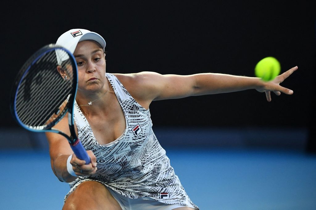 Petenis Australia Ashleigh Barty mengembalikan bola ke arah petenis AS Jessica Pegula pada perempat final Australia Terbuka, di Melbourne, Rabu (26/1/2022). Barty menang dengan skor 6-2, 6-0.