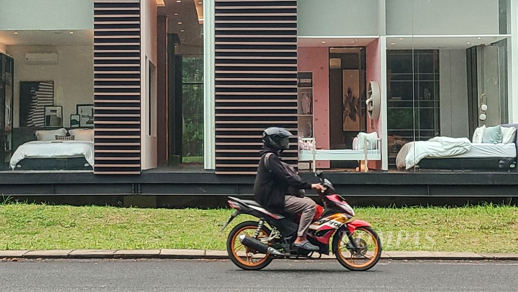 Ruang pajang desain interior sebuah hunian baru yang dipasarkan sebuah pengembang perumahan di kawasan Pondok Cabe, Tangerang Selatan, Banten, Rabu (9/3/2022). 