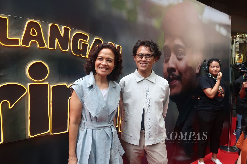 Produser Mira Lesmana berbicara kepada awak media bersama sutradara Riri Riza dalam konferensi pers <i>Petualangan Sherina 2</i> di Jakarta, Senin (25/9/2023).