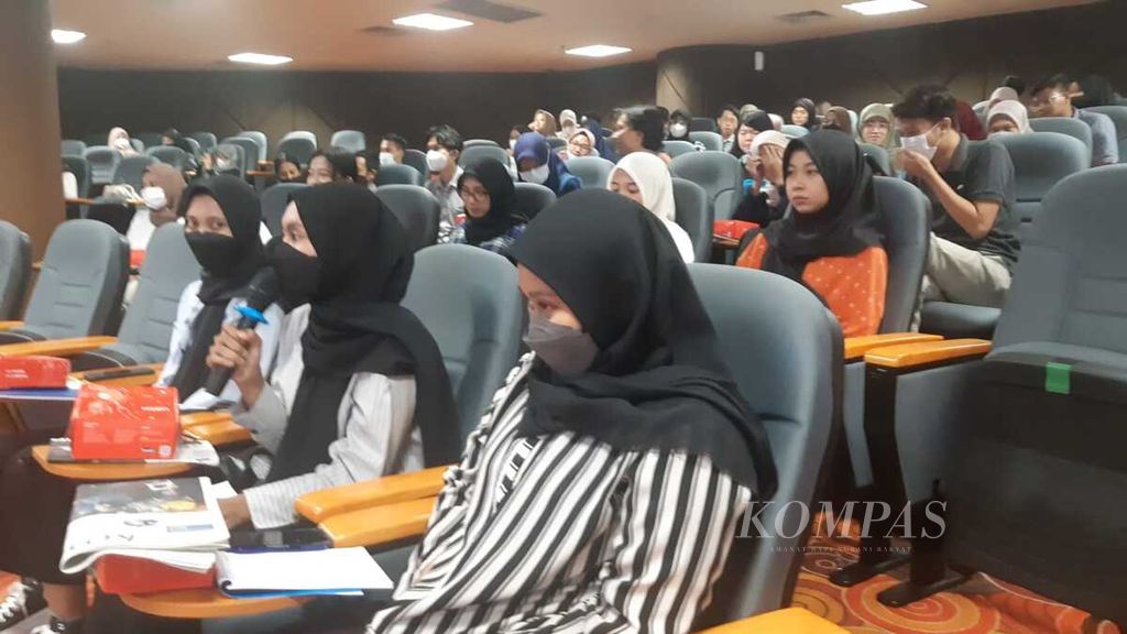 Suasana tanya jawab dalam acara Kompas Goes To Campus Universitas Airlangga, Jumat (17/3/2023).