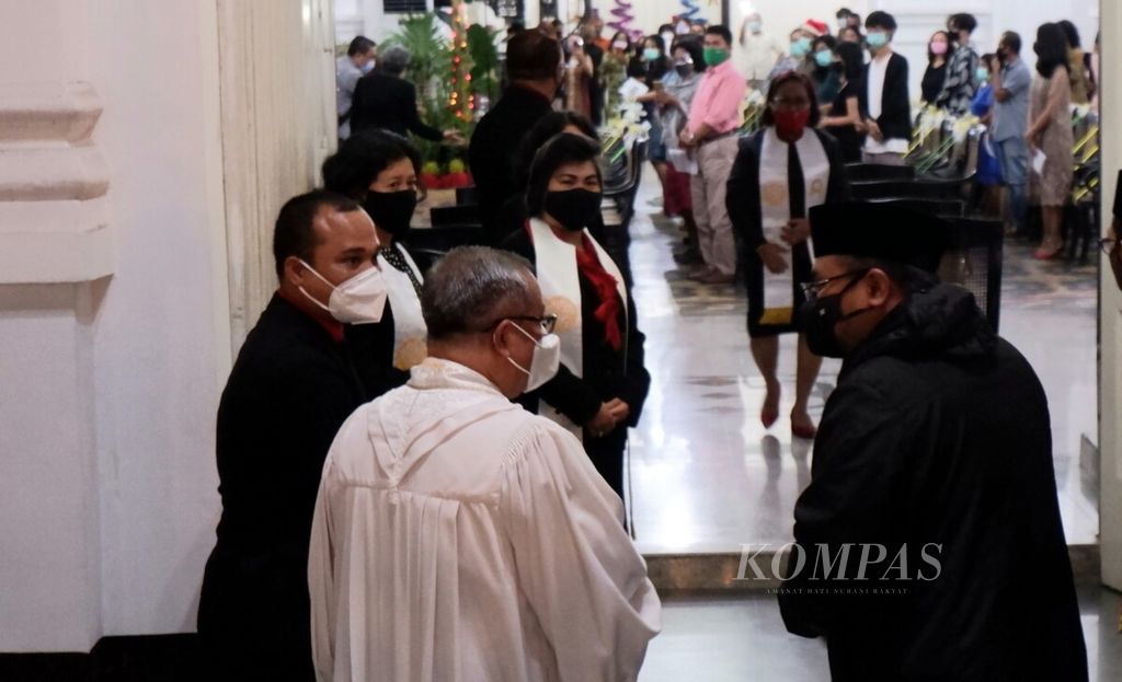 https://assetd.kompas.id/WgeJNRQLBU9_26M42iUrBsLX7FI=/1024x623/filters:watermark(https://cdn-content.kompas.id/umum/kompas_main_logo.png,-16p,-13p,0)/https%3A%2F%2Fkompas.id%2Fwp-content%2Fuploads%2F2020%2F12%2FMenteri-Agama-di-Malam-Natal_1608820658.jpg