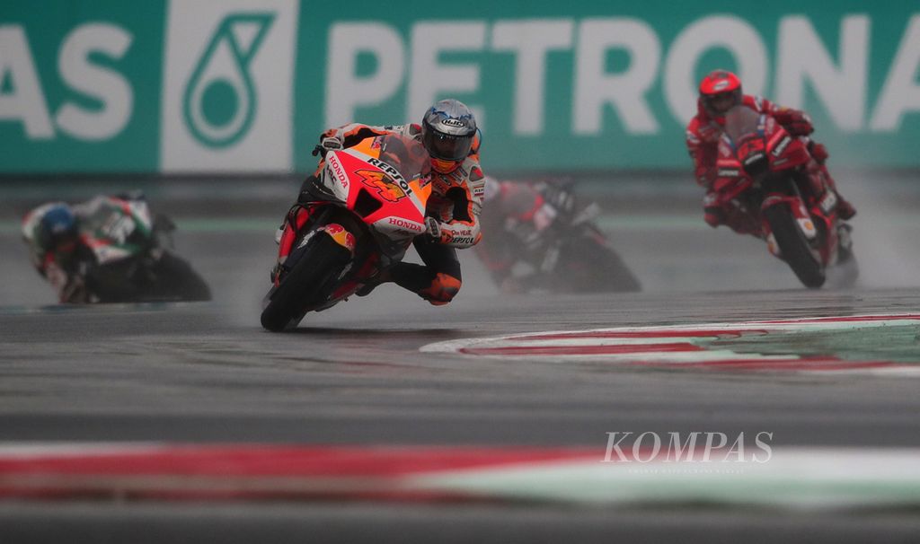 Pebalap Repsol Honda, Pol Espargaro, meniikung diikuti para pebalap lainnya di trek basah pada ajang MotoGP Pertamina Grand Prix of Indonesia 2022 di Sirkuit Internasional Pertamina Mandalika, Lombok Tengah, NTB, Minggu (20/3/2022).