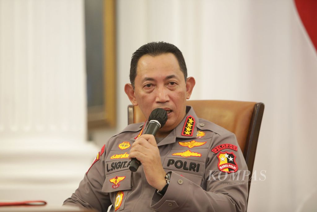 Kapolri Jenderal (Pol) Listyo Sigit Prabowo menjawab pertanyaan wartawan saat mendampingi Presiden Joko Widodo untuk menyampaikan keterangan terkait korupsi, khususnya anjloknya indeks persepsi korupsi, di Istana Merdeka, Jakarta, Selasa (7/2/2023). Pada kesempatan tersebut, Kapolri juga menjawab pertanyaan media terkait perkembangan pencarian pilot dan penumpang pesawat Susi Air di Papua. 