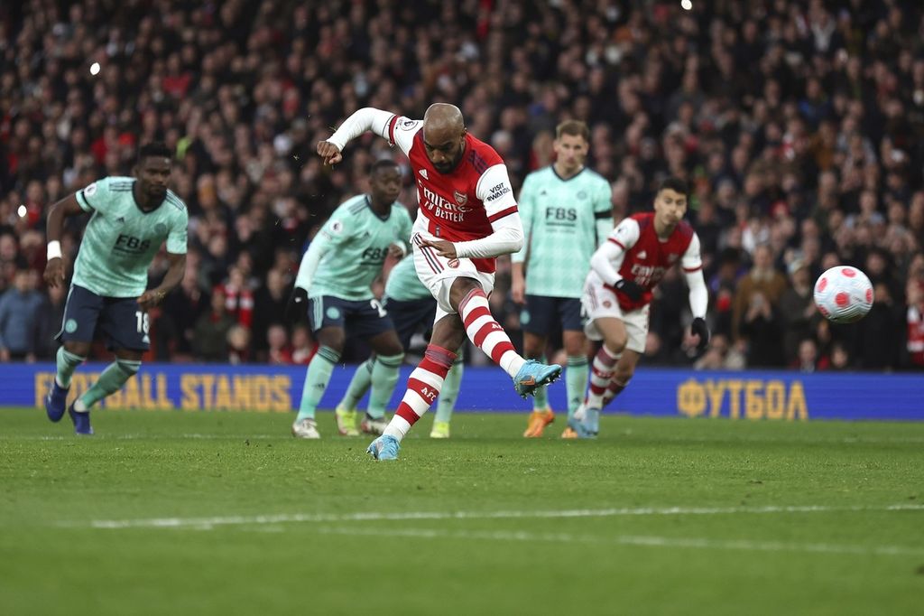 Pemain Arsenal Alexandre Lacazette mencetak gol bagi Arsenal melalui titik penalti ke gawang Leicester City pada laga Liga Inggris di Stadion Emirates, London, Senin (14/3/2022) dini hari WIB. Pada laga itu, Arsenal menang 2-0.