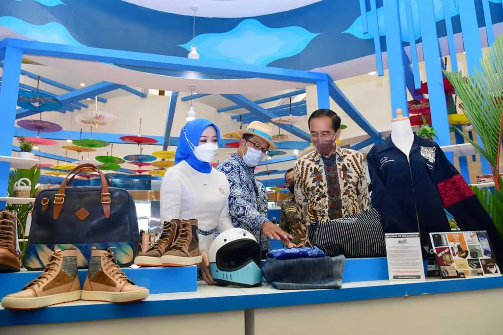 Gubernur Jawa Barat Ridwan Kamil (tengah) dan Ketua Dekarnasda Jabar Atalia Praratya (kiri) menunjukkan produk-produk UMKM Jabar di Inacraft 2022 kepada Presiden Joko Widodo. Tahun ini, Jabar menjadi ikon Inacraft. 