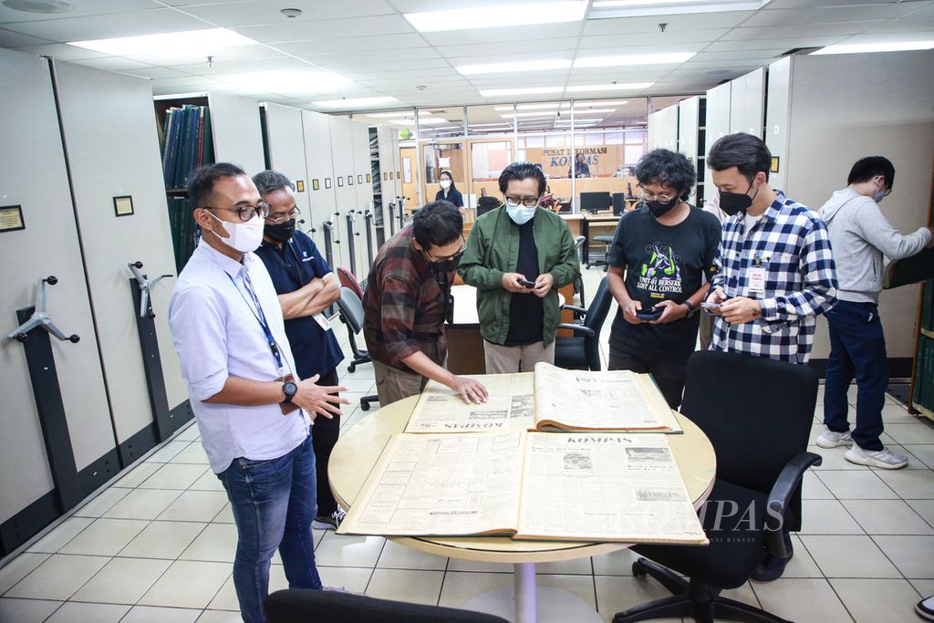 Para kolektor NFT (singkatan dari <i>non-fungible token</i>) harian <i>Kompas, </i>antusias mengikuti kunjungan dan menyaksikan bentuk fisik koran <i>Kompas </i>yang salah satunya menjadi koleksi mereka dalam bentuk NFT di rantai blok (<i>blockchain</i>) di Pusat Informasi Kompas di Jakarta, Selasa (6/9/2022).