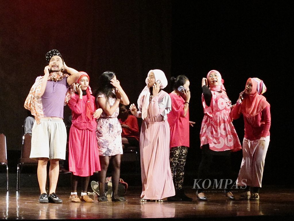 Teater Baru membawakan lakon Kisah Bunga Matahari di Gedung Kesenian Jakarta pada Jumat (18/10/2018) malam. Para pemain membawakan sketsa-sketsa yang menggambarkan potret kehidupan keseharian manusia urban yang "gila gadget", menghabiskan waktu di jalanan macet, di bawah tekanan ekonomi, dan diwarnai perselingkuhan.