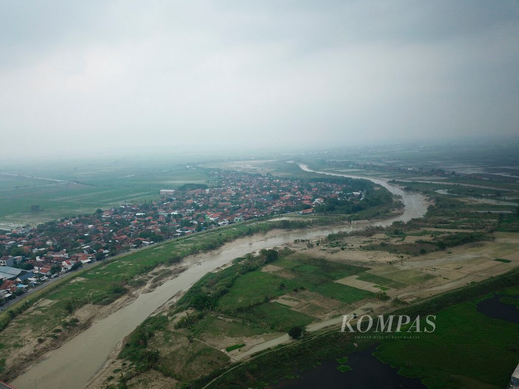 Aliran Sungai Wulan yang membentang melintasi sejumlah wilayah di Kabupaten Kudus, Jawa Tengah, Jumat (17/3/2023). 