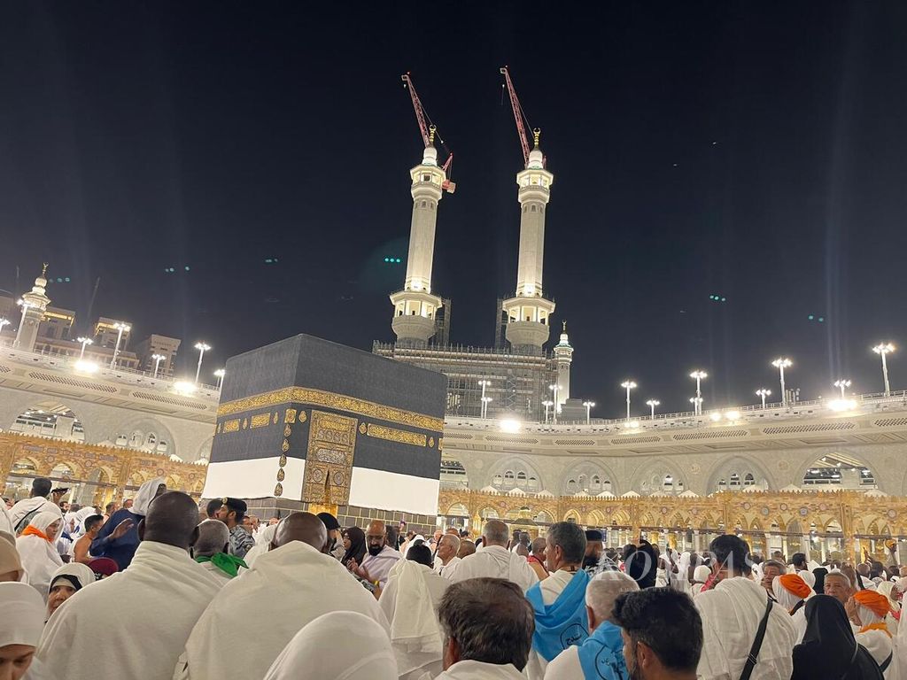 Ribuan anggota jemaah haji melaksanakan tawaf sebagai bagian dari ibadah haji di Masjidil Haram, Mekkah, Arab Saudi, pada Jumat (31/5/2024). 