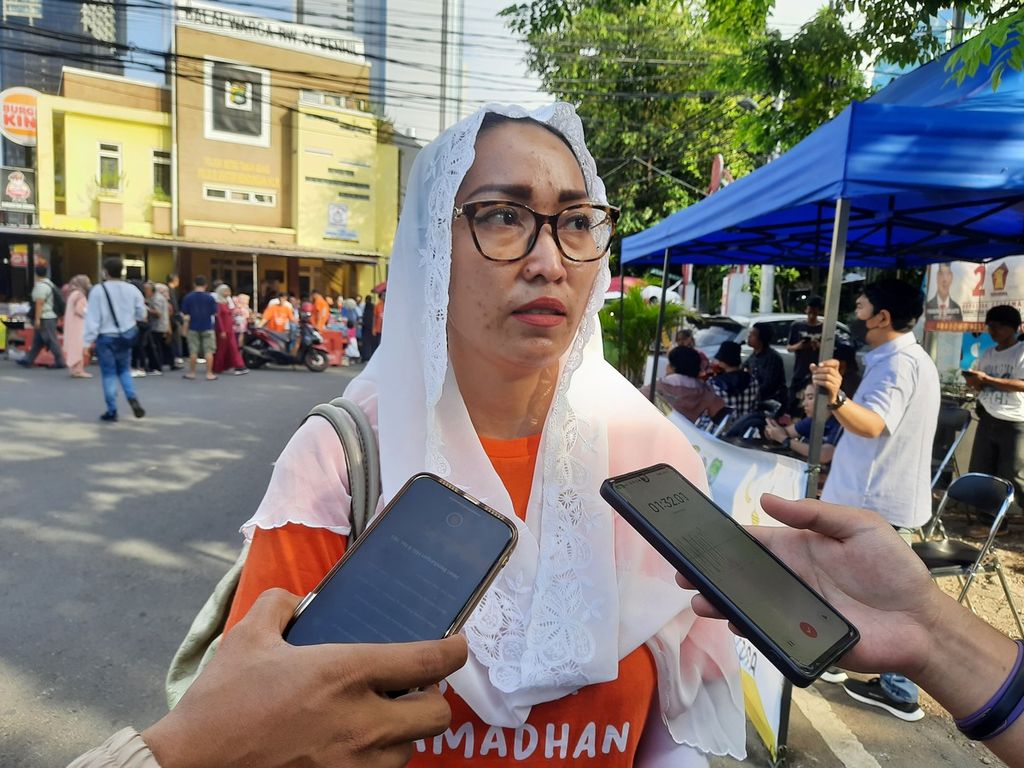 Ketua RW 001 Bendungan Hilir Prety Abas menjelaskan teknis pelaksanaan Pasar Ramadhan Bendungan Hilir, Jakarta, Kamis (23/3/2023).