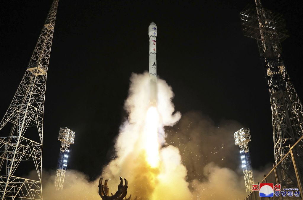 Dalam foto yang dirilis Pemerintah Korea Utara ini tampak peluncuran satelit mata-mata Malligyong-1, tanggal 21 November 2021.
