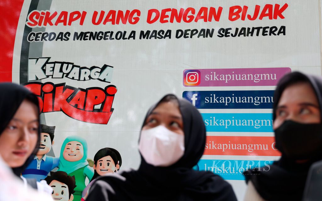 Mahasiswa mendengarkan penjelasan salah satu petugas yang mengajarkan tentang seluk beluk investasi di Fakultas Ekonomi Universitas Negeri Semarang, Kota Semarang, Jawa Tengah, Senin (21/11/2022). Edukasi pasar modal ini diberikan bagi mahasiswa untuk menambah pengetahuan mereka tentang pengelolaan keuangan dan investasi.