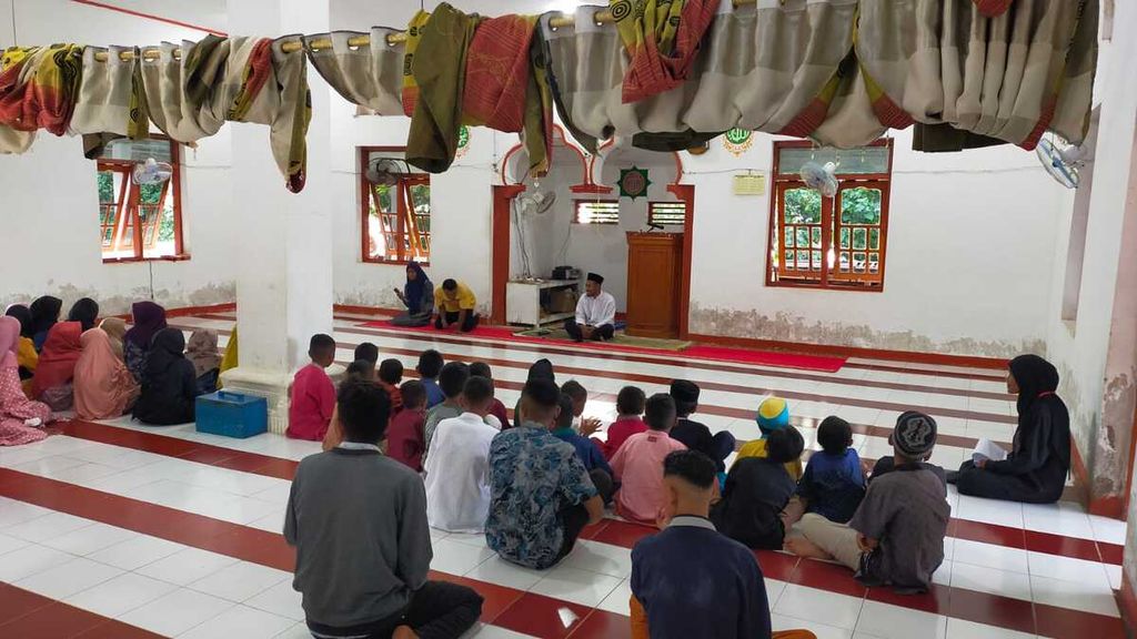 Suasana kegiatan Komunitas Ngaji Remaja Desa Labelen di Solor Timur, Flores Timur, Nusa Tenggara Timur.